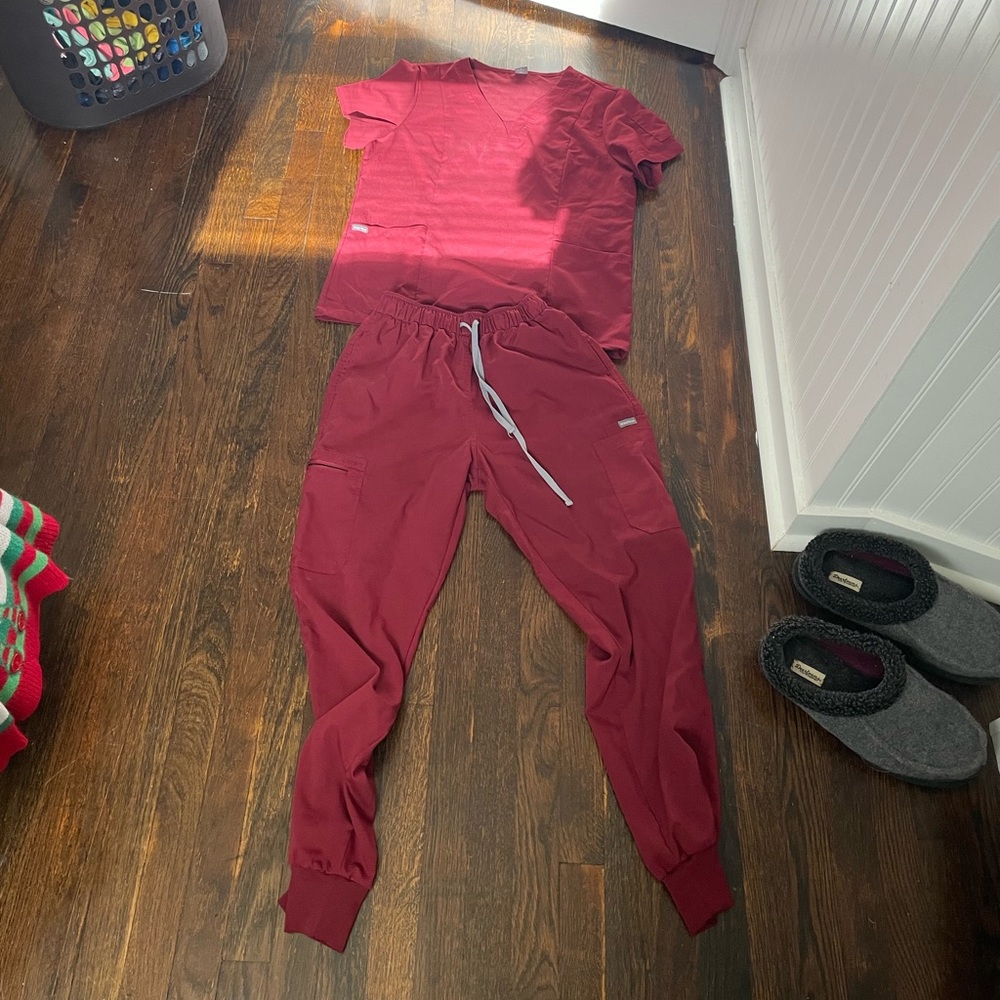 Figs dupes (Zamora joggers, two pocket scrub top)